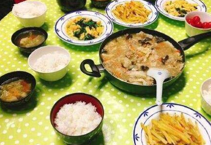 離婚後把女兒「送回娘家養」，大嫂做了一桌菜，我立刻把女兒帶走 