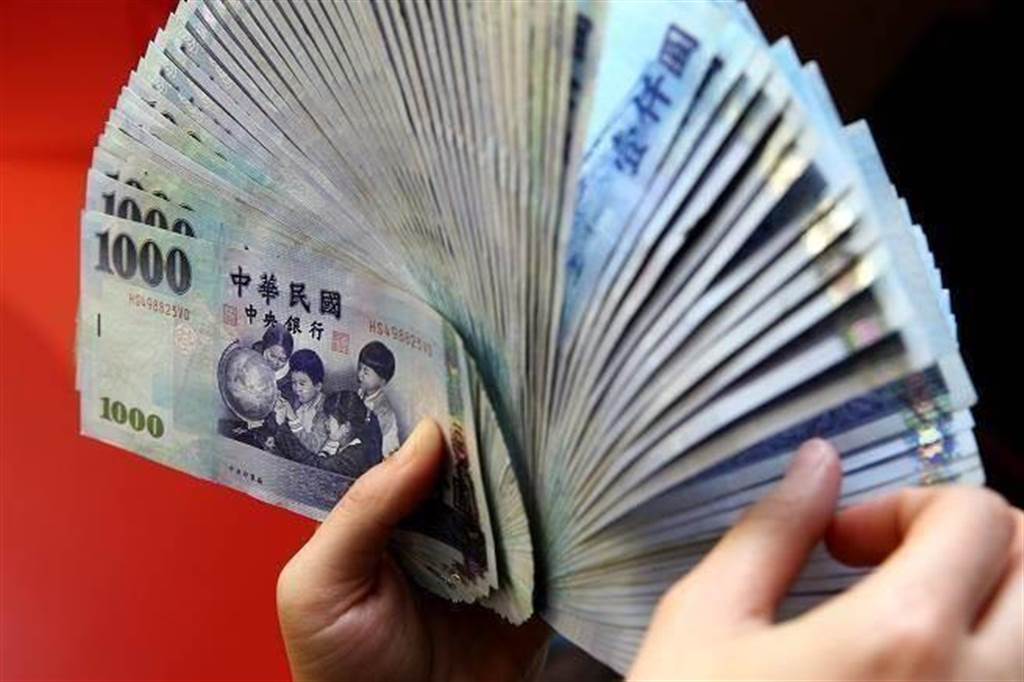 買房不想貸款！土豪哥「決定扛400萬鈔票」到現場付清　內行人急喊母湯：「後續麻煩大了」
