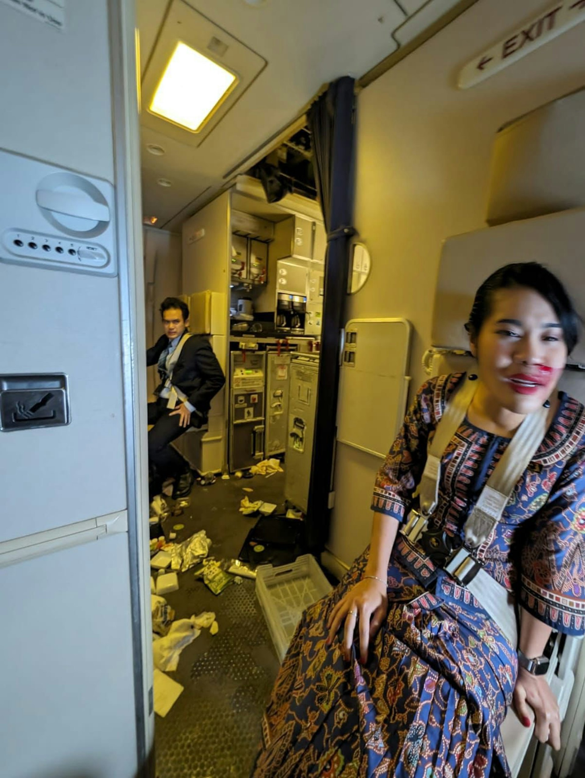 客機遇嚴重亂流！5分鐘內「下降2000公尺」艙內雜物滿天飛　乘客狂尖叫「空姐濺血畫面曝」