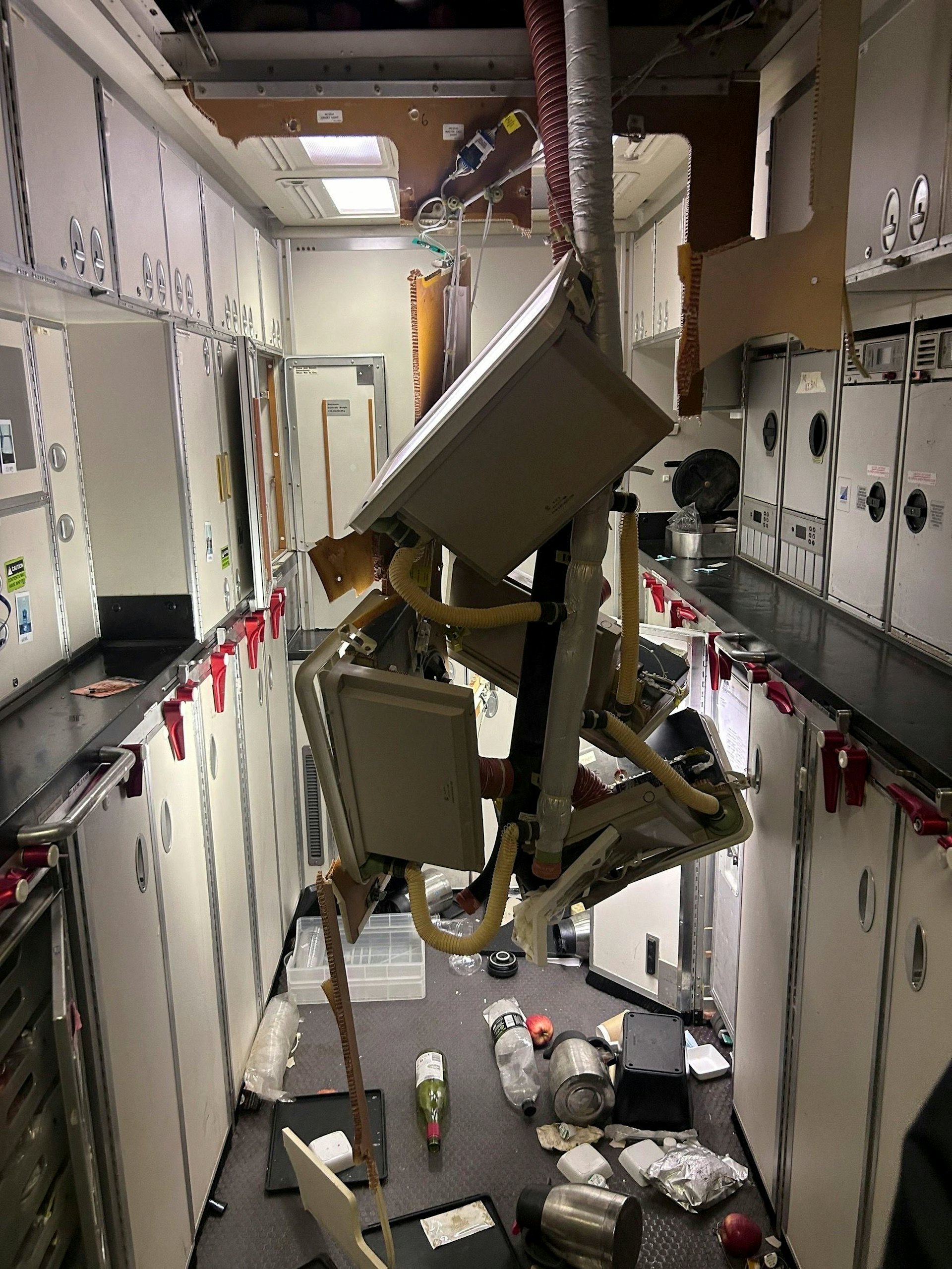 客機遇嚴重亂流！5分鐘內「下降2000公尺」艙內雜物滿天飛　乘客狂尖叫「空姐濺血畫面曝」