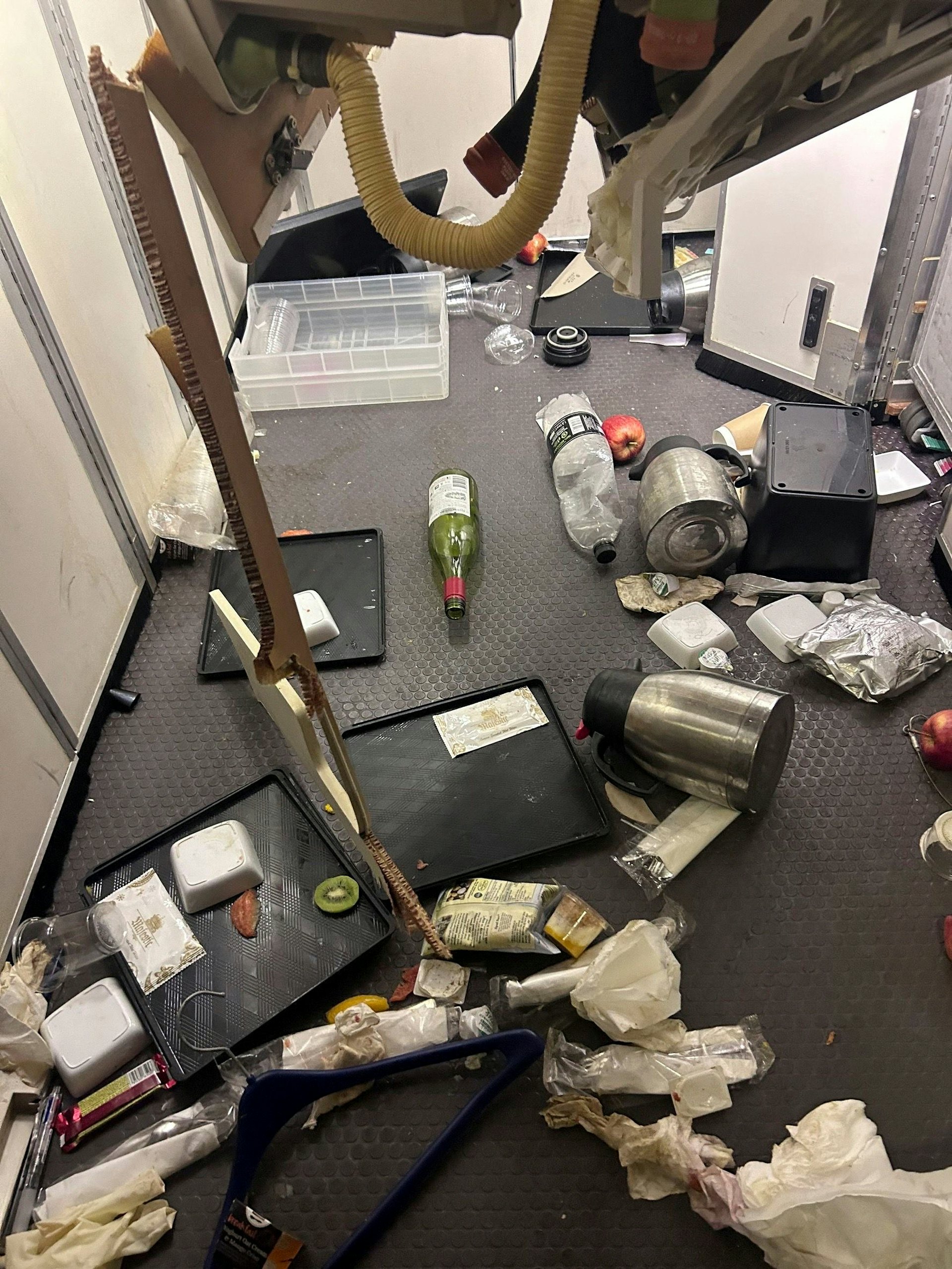 客機遇嚴重亂流！5分鐘內「下降2000公尺」艙內雜物滿天飛　乘客狂尖叫「空姐濺血畫面曝」