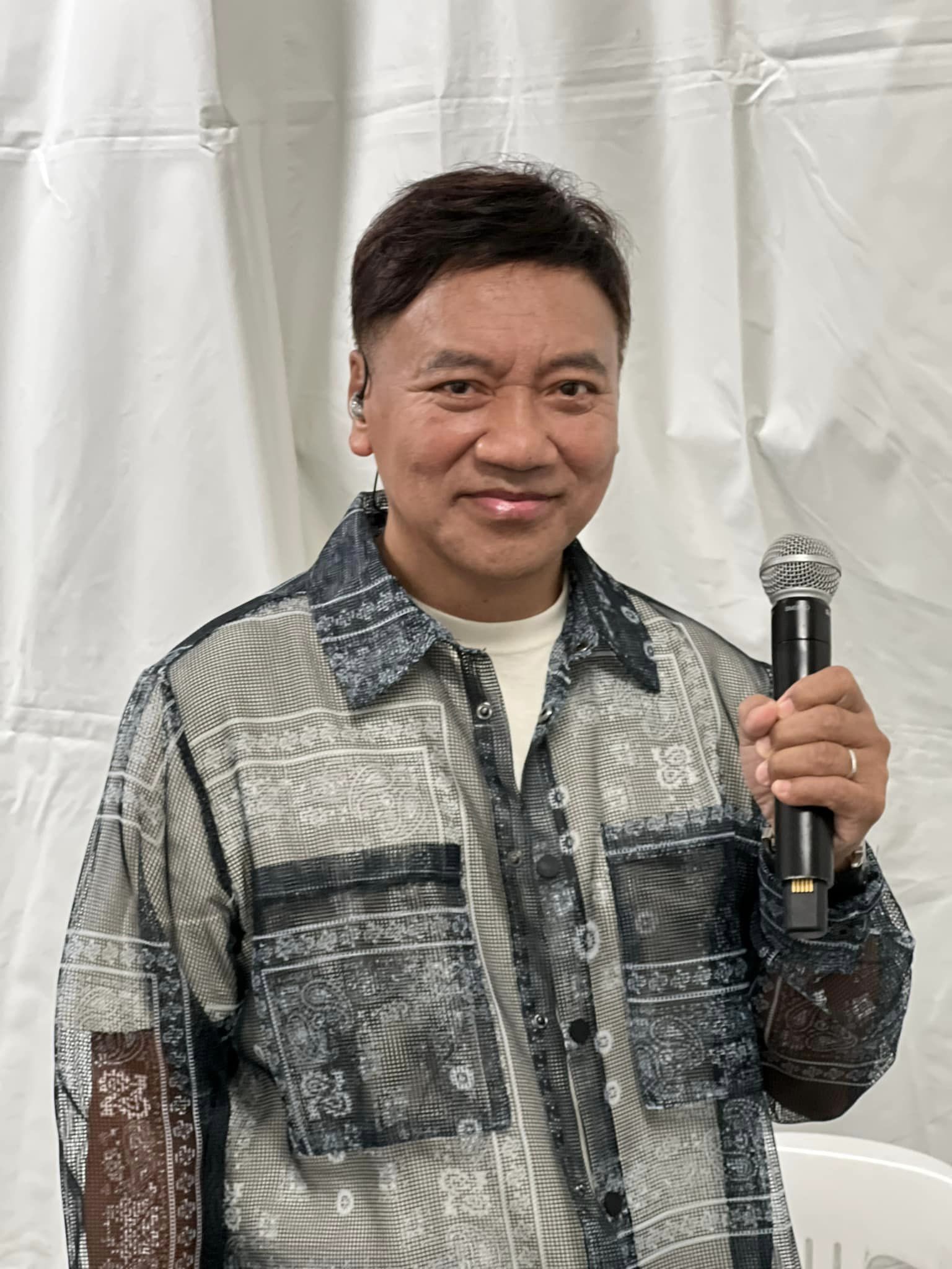 65歲大咖歌王「生日宣布有喜」 ！激動謝愛妻「甜蜜放閃」求粉絲幫忙