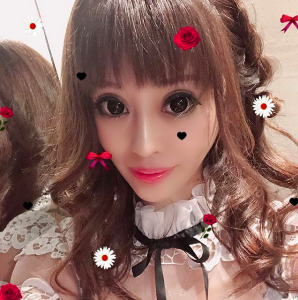 被親媽嫌醜！18歲女狂砸830萬「整形300次」 變電眼辣妹，為籌錢甘當陪酒女  自信喊：我要當模特兒