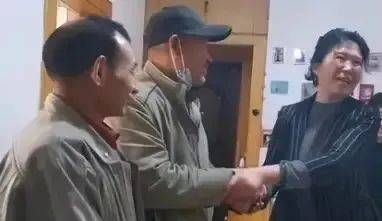 愛撿廢品大爺「發現了一張破沙發」！當他開心拆開後「嚇得立刻報警」...