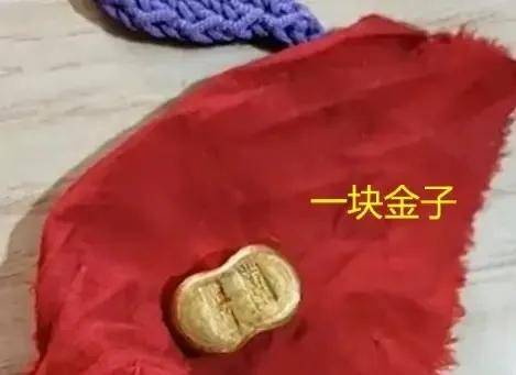 愛撿廢品大爺「發現了一張破沙發」！當他開心拆開後「嚇得立刻報警」...