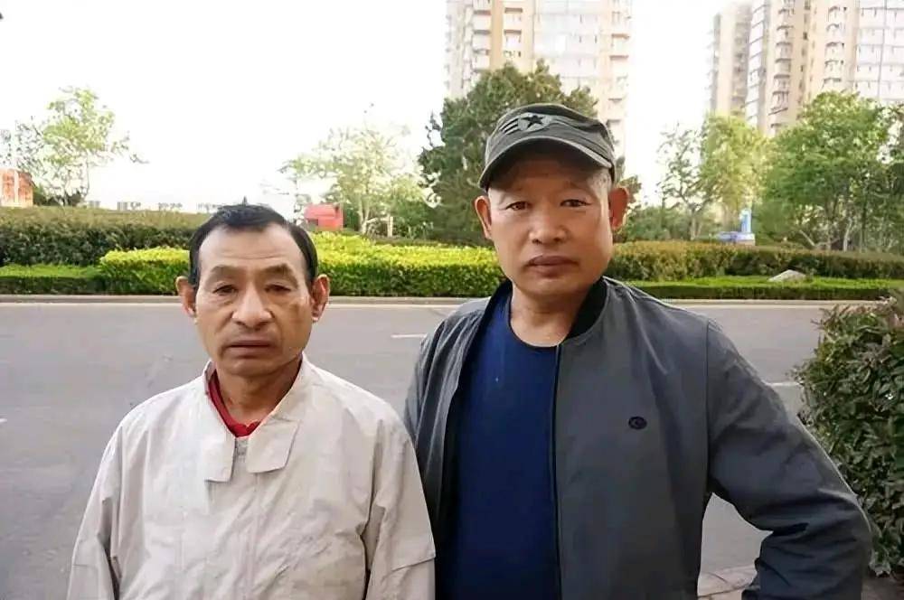 愛撿廢品大爺「發現了一張破沙發」！當他開心拆開後「嚇得立刻報警」...