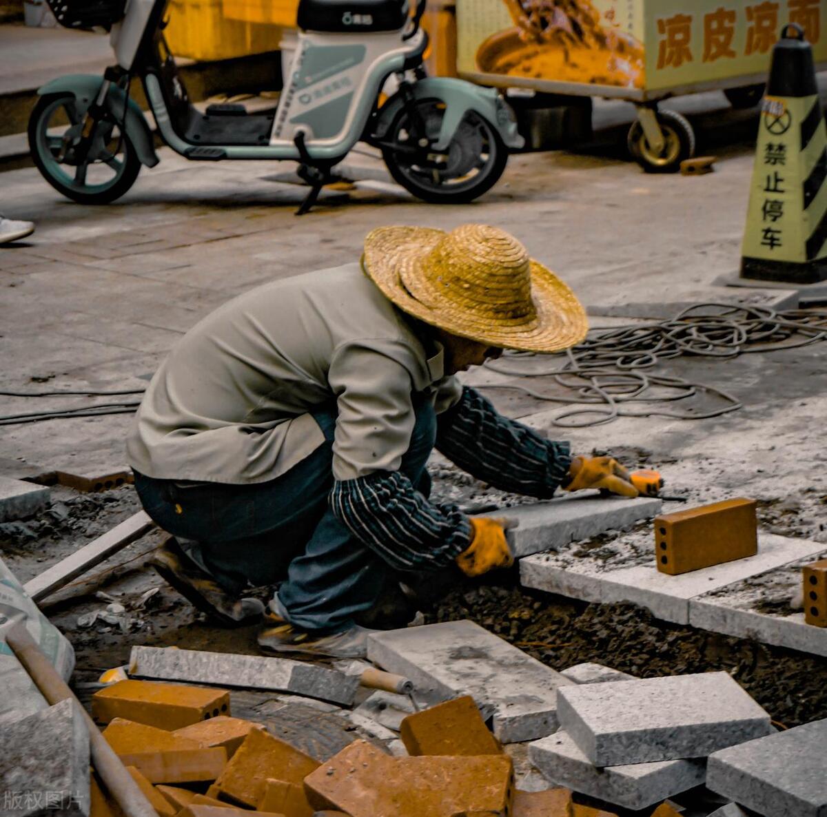 上門求幫忙！於是我去「弟弟的工地打工」　別人薪水是「1天1500元」我知道後心寒了