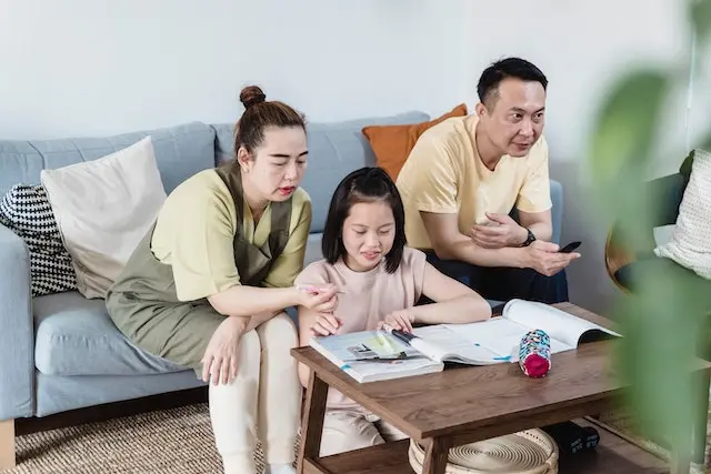 收入明明不夠養！哥嫂硬生兩胎「大嫂不去上班也不顧」　小姑搖頭嘆「還得靠爸媽金援」