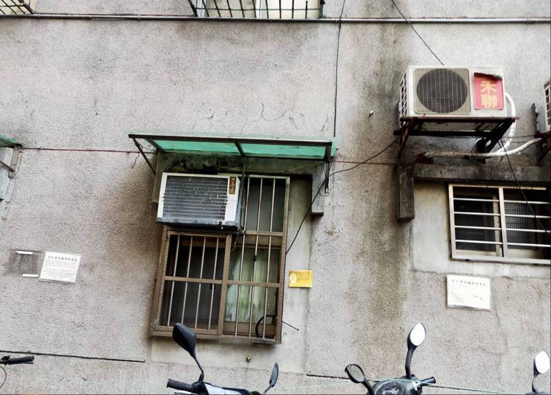 大家來找碴！平凡民宅牆上「有一雙眼睛盯著看」　網友狂看「發現超妙保護色」：沒人找得到