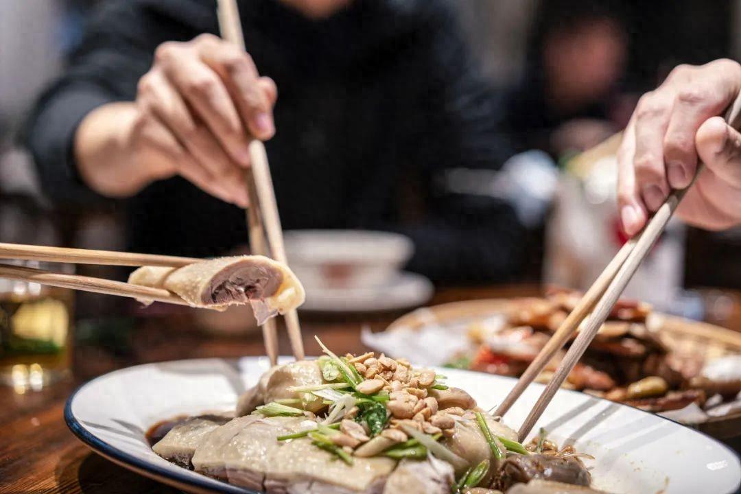 細節看人品！吃飯時「有3種習慣的人」大多人品差，不值得深交
