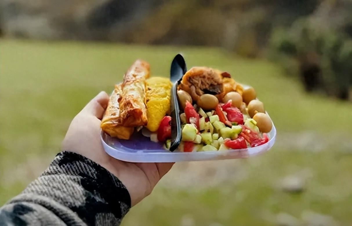 細節看人品！吃飯時「有3種習慣的人」大多人品差，不值得深交