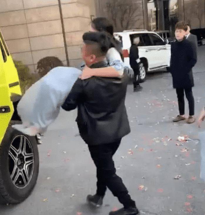 我是家中老大！親妹妹嫁給「有錢人」，婚禮上聽到她「准婆婆的話」，我在婚禮上帶她跑了 