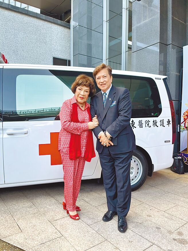 上百老藝人聚會！阿姑撞見「他們抱病」心疼落淚　哽咽「見一次少一次」