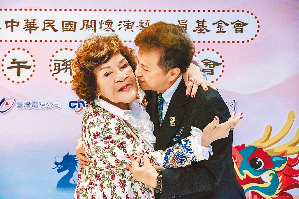 上百老藝人聚會！阿姑撞見「他們抱病」心疼落淚　哽咽「見一次少一次」