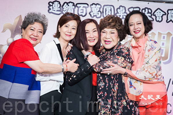 上百老藝人聚會！阿姑撞見「他們抱病」心疼落淚　哽咽「見一次少一次」