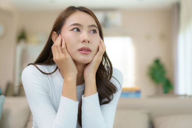 娘家爸爸「頻繁往婆婆家跑」聲稱看孫子！她揪不對勁「越來越曖昧」崩潰喊怎麼辦...