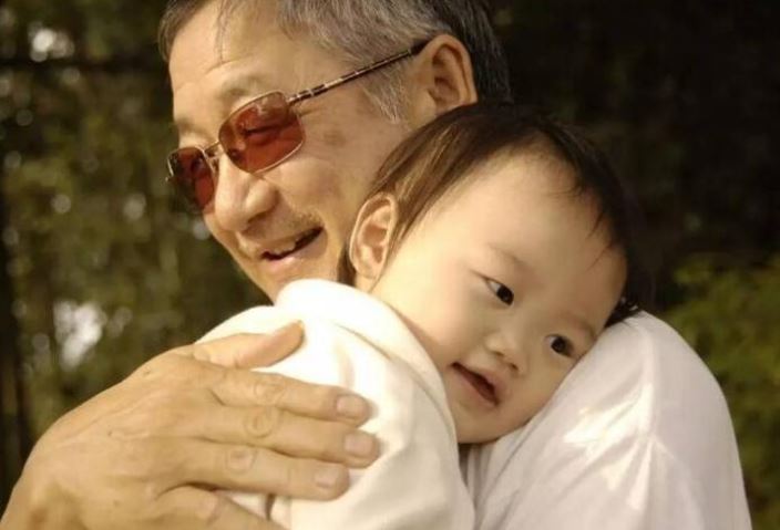 娘家爸爸「頻繁往婆婆家跑」聲稱看孫子！她揪不對勁「越來越曖昧」崩潰喊怎麼辦...