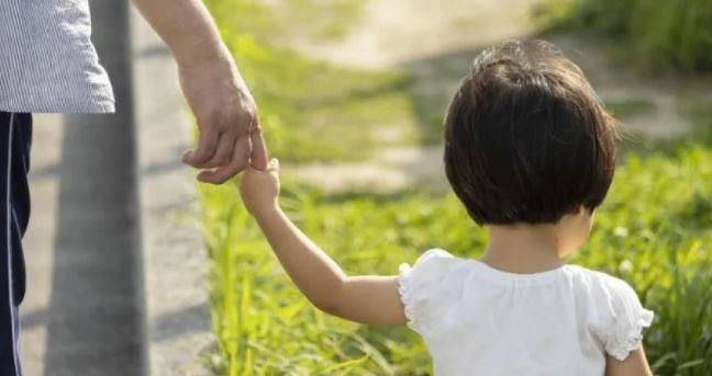 娘家爸爸「頻繁往婆婆家跑」聲稱看孫子！她揪不對勁「越來越曖昧」崩潰喊怎麼辦...