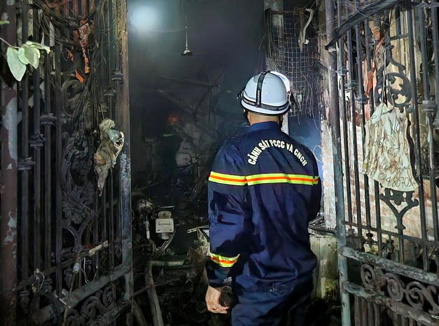民宿深夜火警！巨大爆炸聲連連「3層樓建築燒成廢墟」 　惡火「釀14死3傷」現場慘況曝光