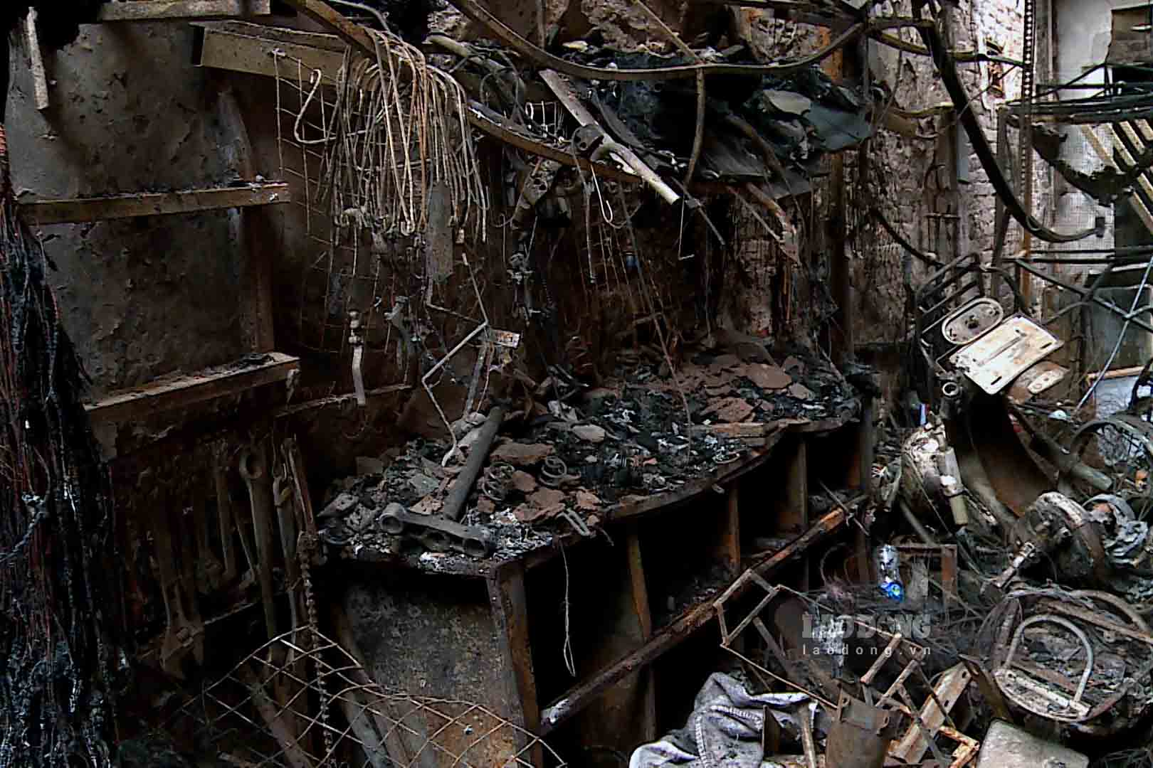 民宿深夜火警！巨大爆炸聲連連「3層樓建築燒成廢墟」 　惡火「釀14死3傷」現場慘況曝光
