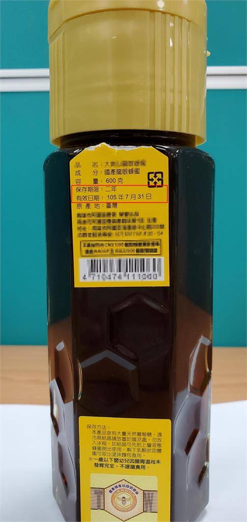 整罐發黑！她翻出「過期7年蜂蜜」傻眼問：能吃嗎？內行人曝解答「純不純一看就知道」