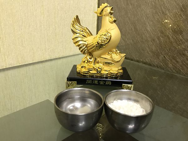 求金雞母回家拜！他拜完「生意越變越差」氣到想丟掉　朋友好奇問「開什麼店」笑翻：會賺錢我輸你