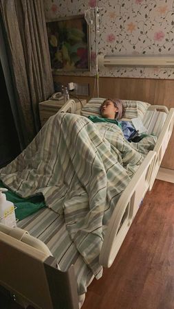 突劇烈腹痛！知名大咖傳「緊急送醫開刀」現況曝光　經紀人證實：「暫時停工休養...」