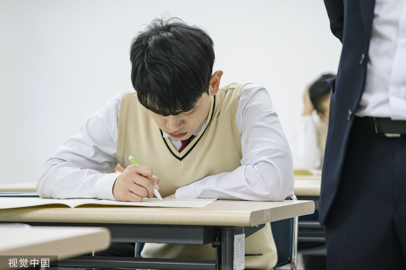 父母再婚「他被丟給阿公阿嬤」！15歲孩「沒錢讀書」恨：養不起就別生我...