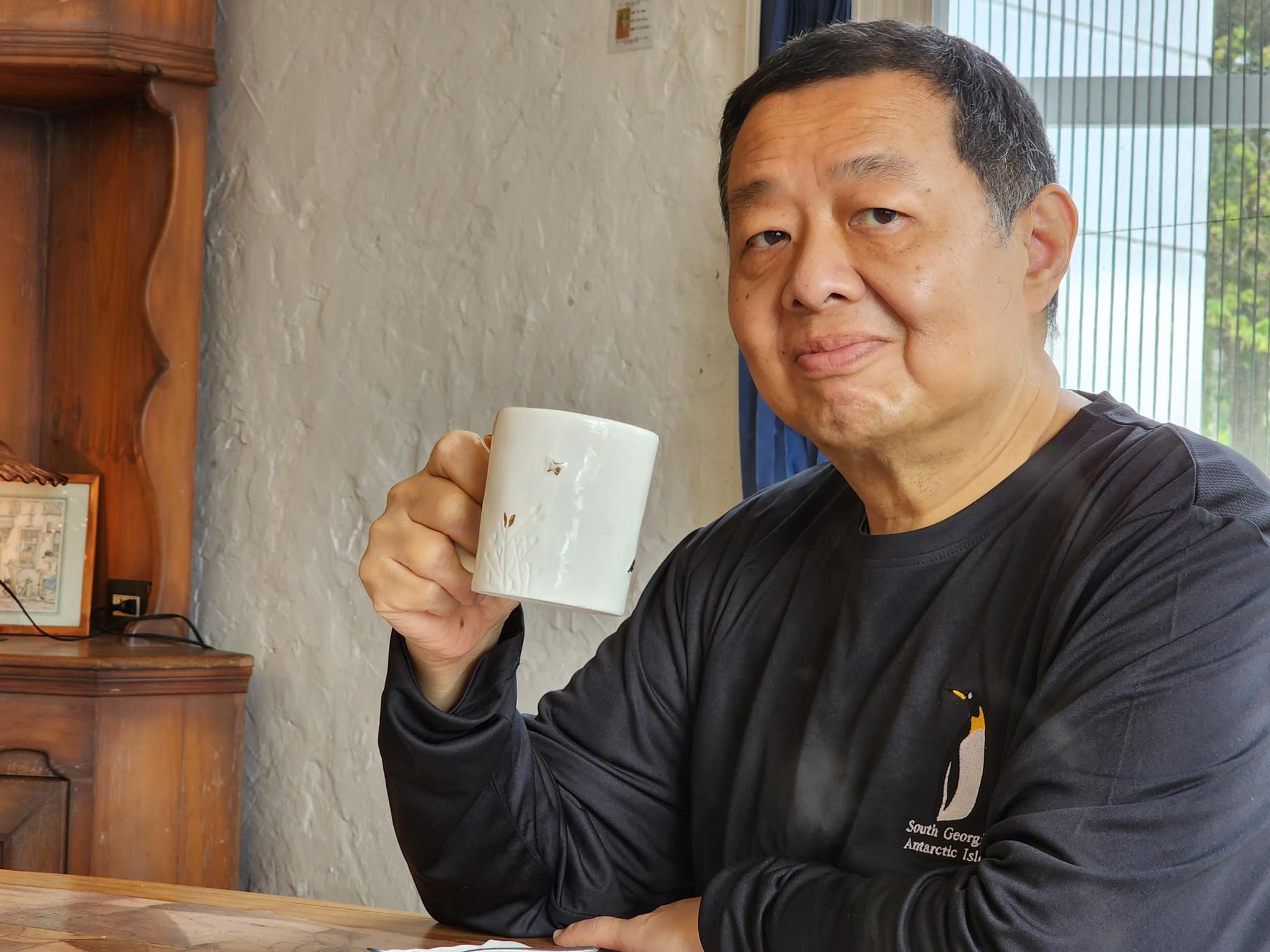 知名模範夫妻！大咖名廚「驚傳驟逝」享壽66歲　主持人妻子「悲痛證實噩耗」：他還是丟下我走了