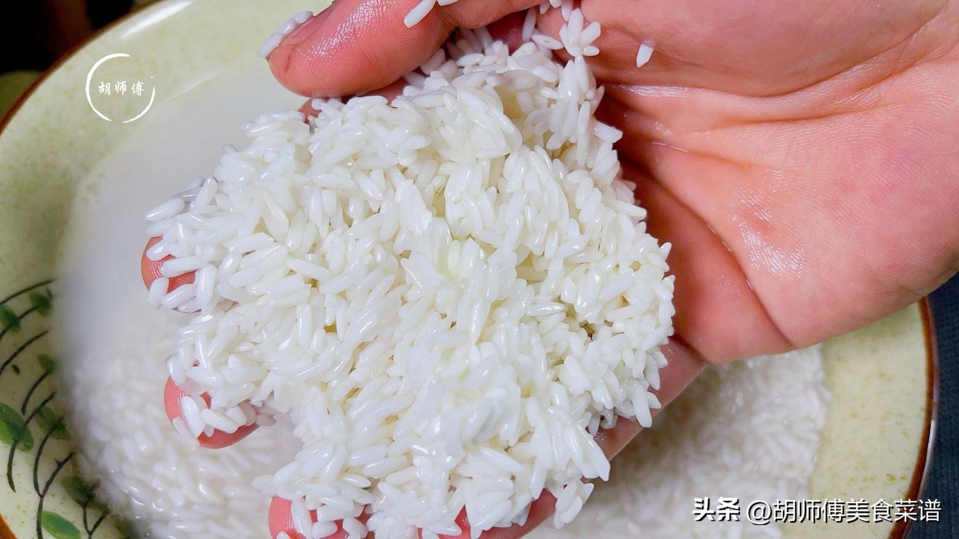 只加清水是大錯！廚師長分享秘訣「多加2樣東西」　煮出來的粽子又香又糯：還不夾生