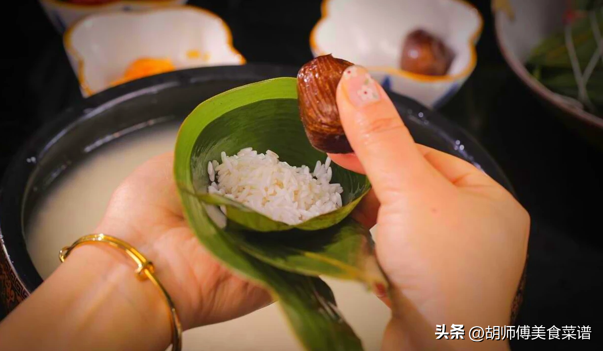 只加清水是大錯！廚師長分享秘訣「多加2樣東西」　煮出來的粽子又香又糯：還不夾生