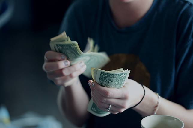 姊姊退休金1萬4！總向月收4千的我借錢　媽媽突住院「我著急打給她」聽完心一沉