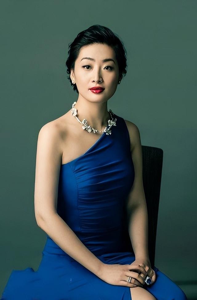 40歲以上女強人！穿搭秘訣「裙不配絲襪、不披金掛銀」　裙子「停在這長度」得體又大方