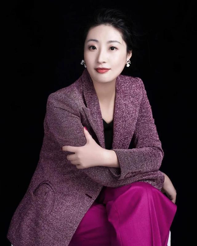 40歲以上女強人！穿搭秘訣「裙不配絲襪、不披金掛銀」　裙子「停在這長度」得體又大方
