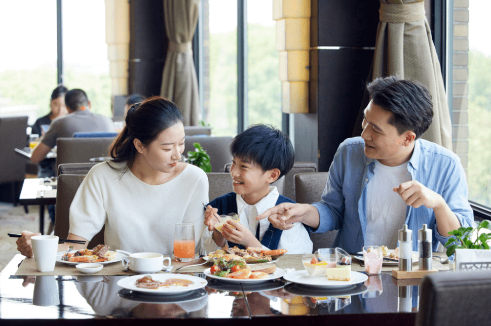 小姑單身不婚！婆婆飯桌上「交代孫子照顧到老年」　「他天真回一句」爸媽嘴角偷上揚