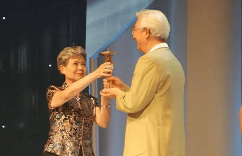 資深名主持逝世「一生奉獻30年」！晚年重逢初戀「臨終前向2兒道歉」...