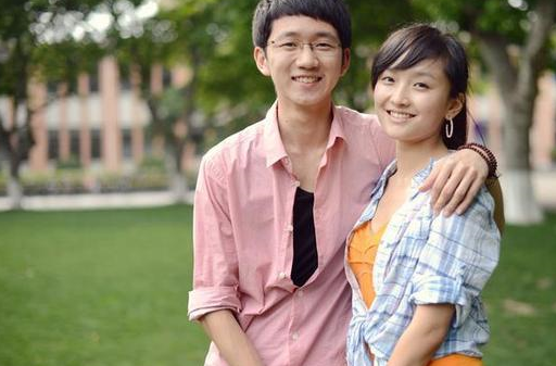 婆婆生日我特意「帶蛋糕去慶祝」,女兒指著蛋糕上的壽桃「說了一句話」,我怒砸蛋糕