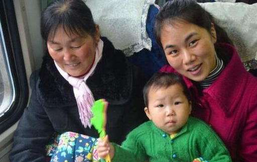 婆婆生日我特意「帶蛋糕去慶祝」,女兒指著蛋糕上的壽桃「說了一句話」,我怒砸蛋糕