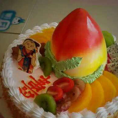 婆婆生日我特意「帶蛋糕去慶祝」,女兒指著蛋糕上的壽桃「說了一句話」,我怒砸蛋糕