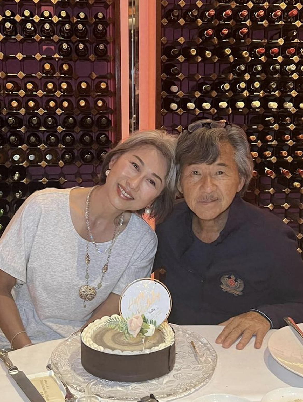 不懼衰老！62歲葉蒨文「一頭白髮」不再染黑　陪丈夫出席飯局「狀態真實」優雅到老