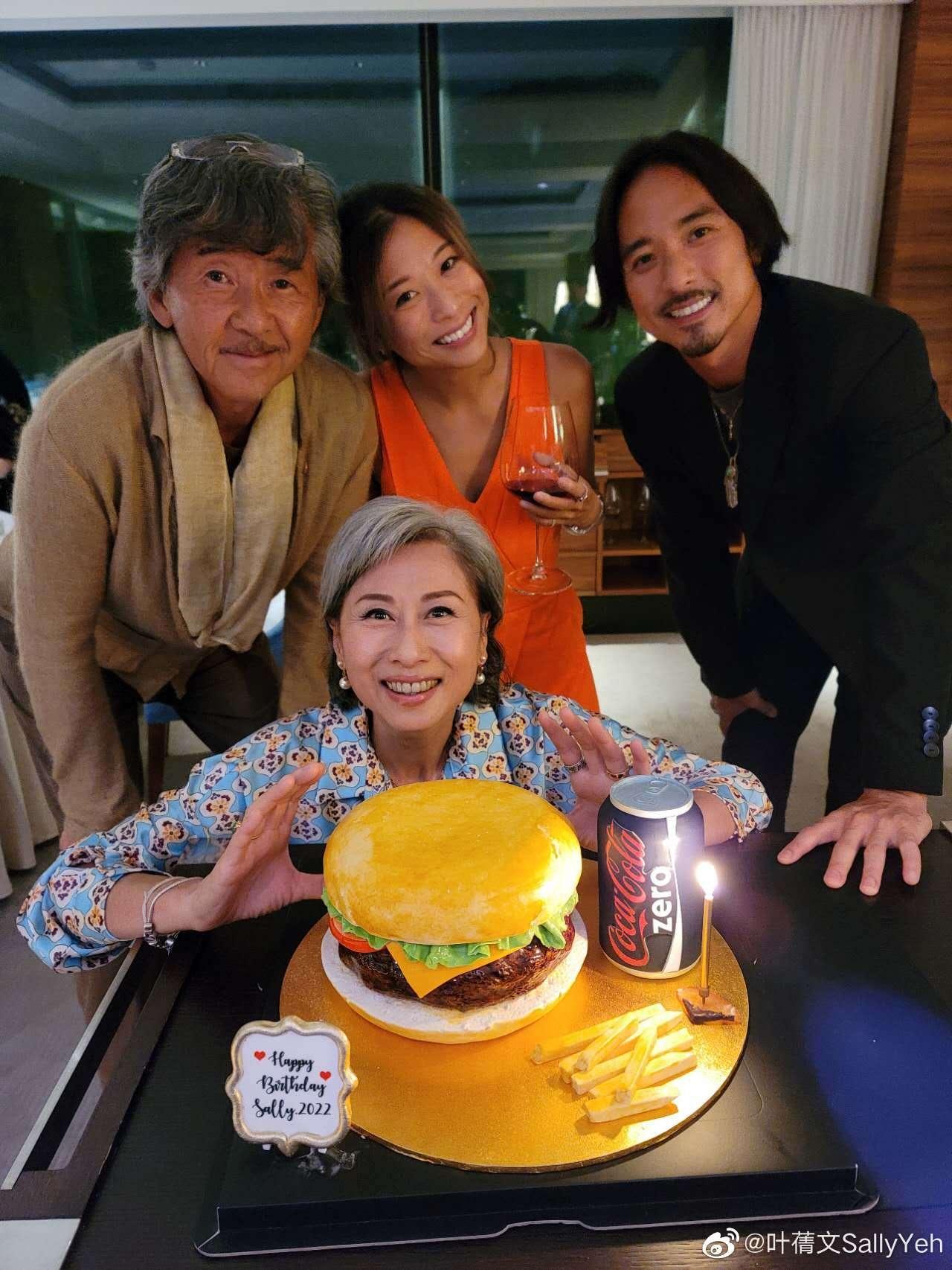不懼衰老！62歲葉蒨文「一頭白髮」不再染黑　陪丈夫出席飯局「狀態真實」優雅到老