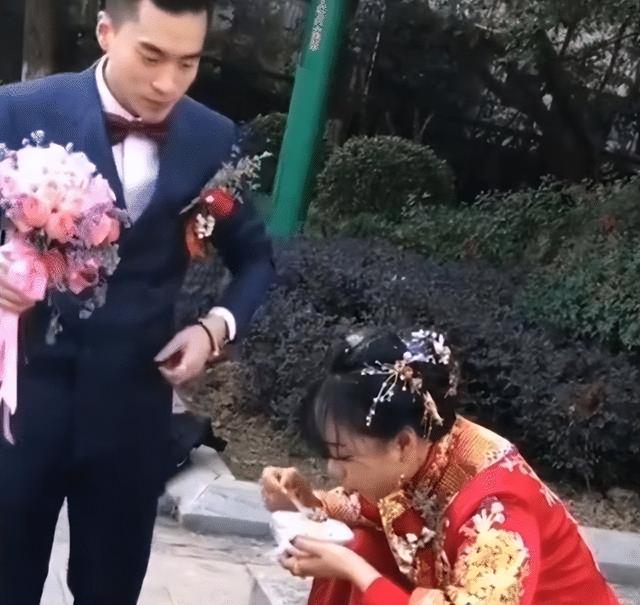 結婚太累了！清晨驚見新人夫妻「路邊埋頭扒飯」　網笑：吃飽再上太真實了