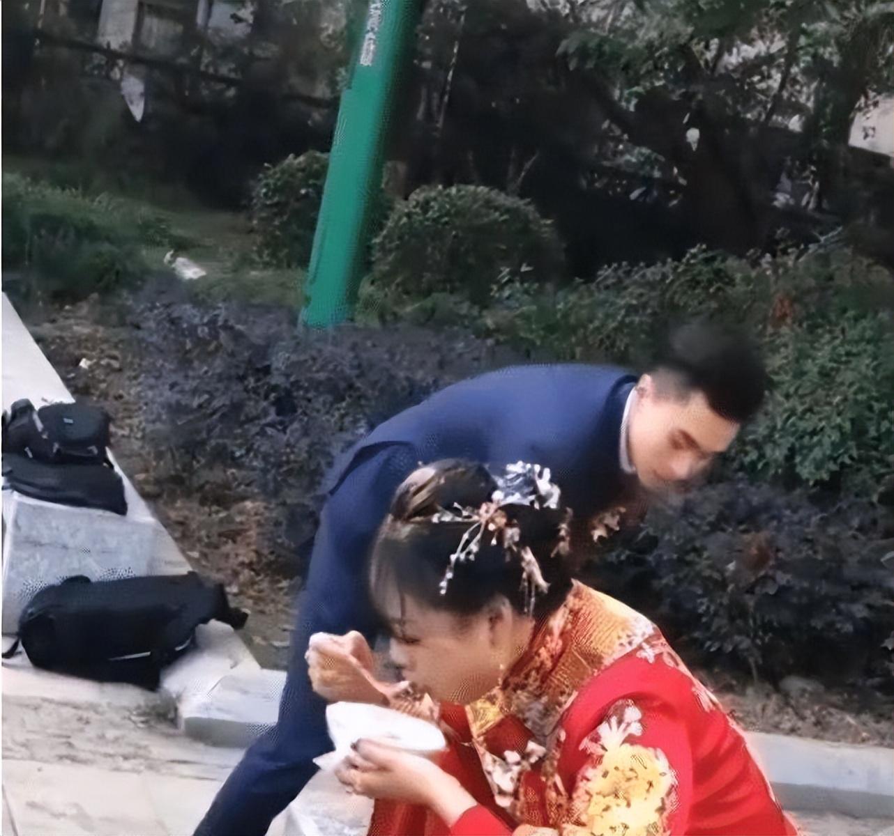 結婚太累了！清晨驚見新人夫妻「路邊埋頭扒飯」　網笑：吃飽再上太真實了