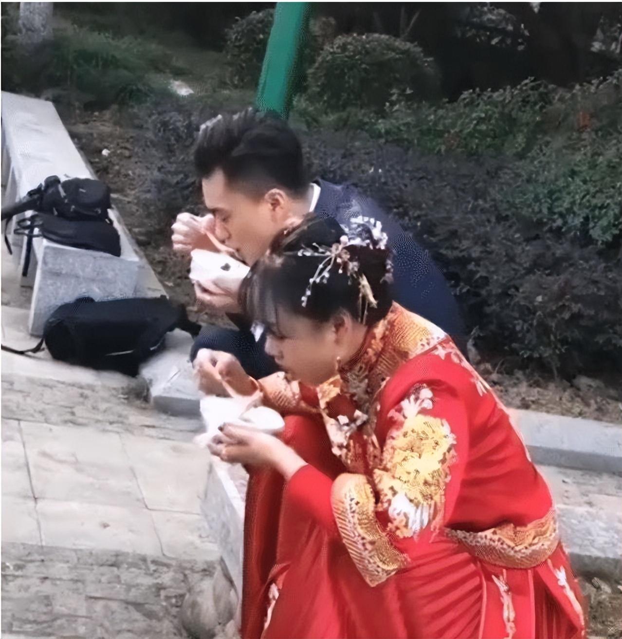 結婚太累了！清晨驚見新人夫妻「路邊埋頭扒飯」　網笑：吃飽再上太真實了