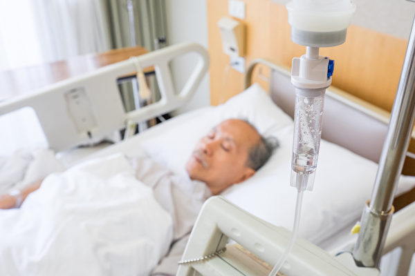 男子去世前！妻子攆出去「死床上晦氣，你以後睡沙發」　結果她損失了300萬