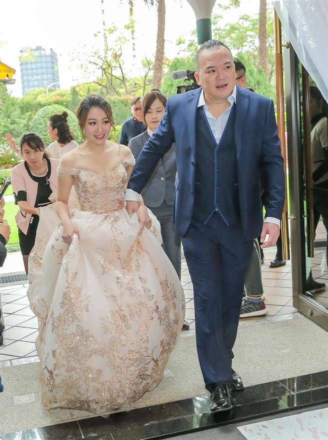 留下龍鳳胎！男星當爸20天撒手「遺孀一打二照顧」　黃小柔曬照不捨「54歲冥誕」