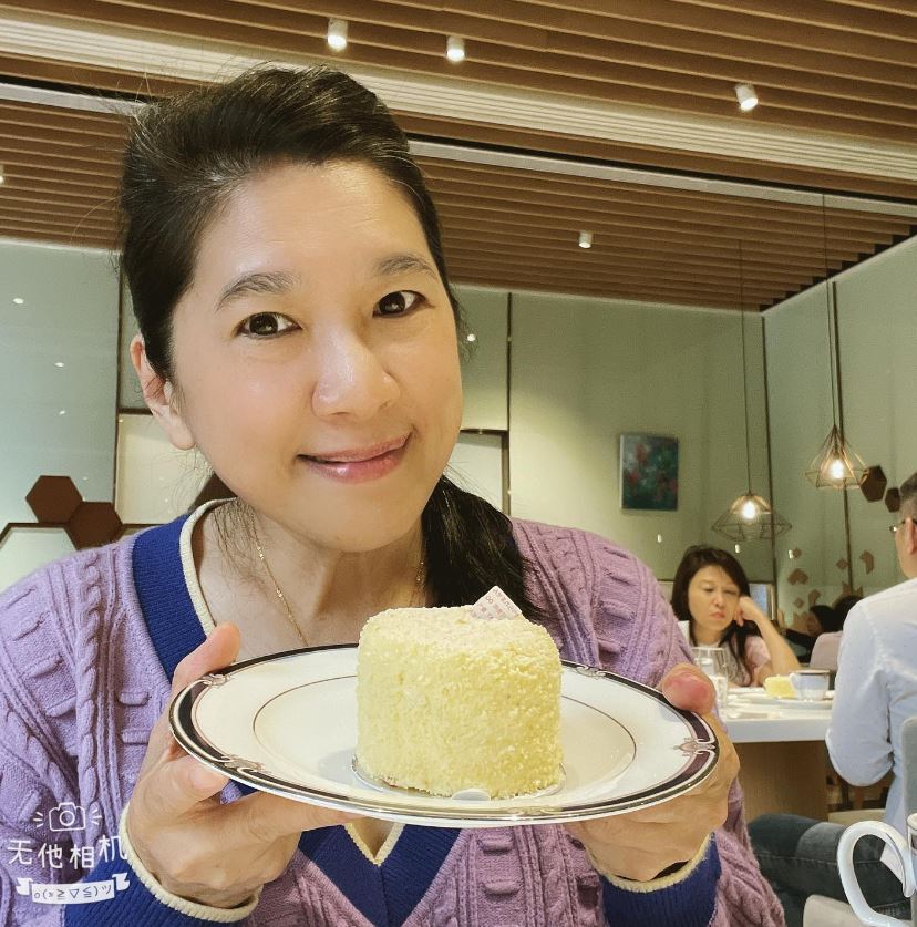 小鳳飛飛復出「解放酥胸美腿」！遭爆欠500萬「神隱兩年」淚灑舞台