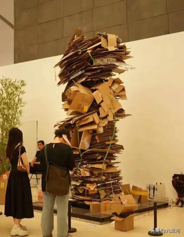 藝術好難懂？美術展作品「堆一疊紙箱」造價近9萬　網友大吐槽「像撿垃圾的」作者回應了...