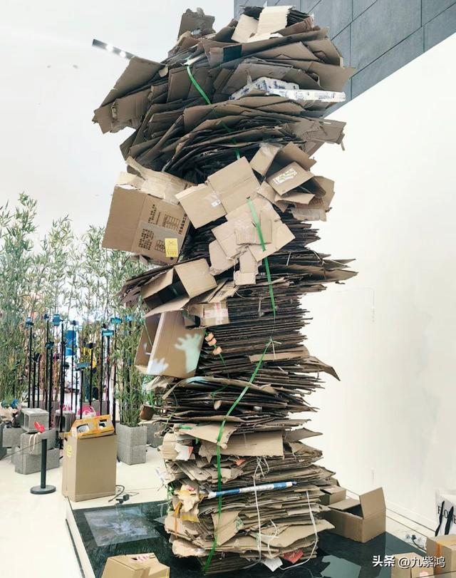 藝術好難懂？美術展作品「堆一疊紙箱」造價近9萬　網友大吐槽「像撿垃圾的」作者回應了...