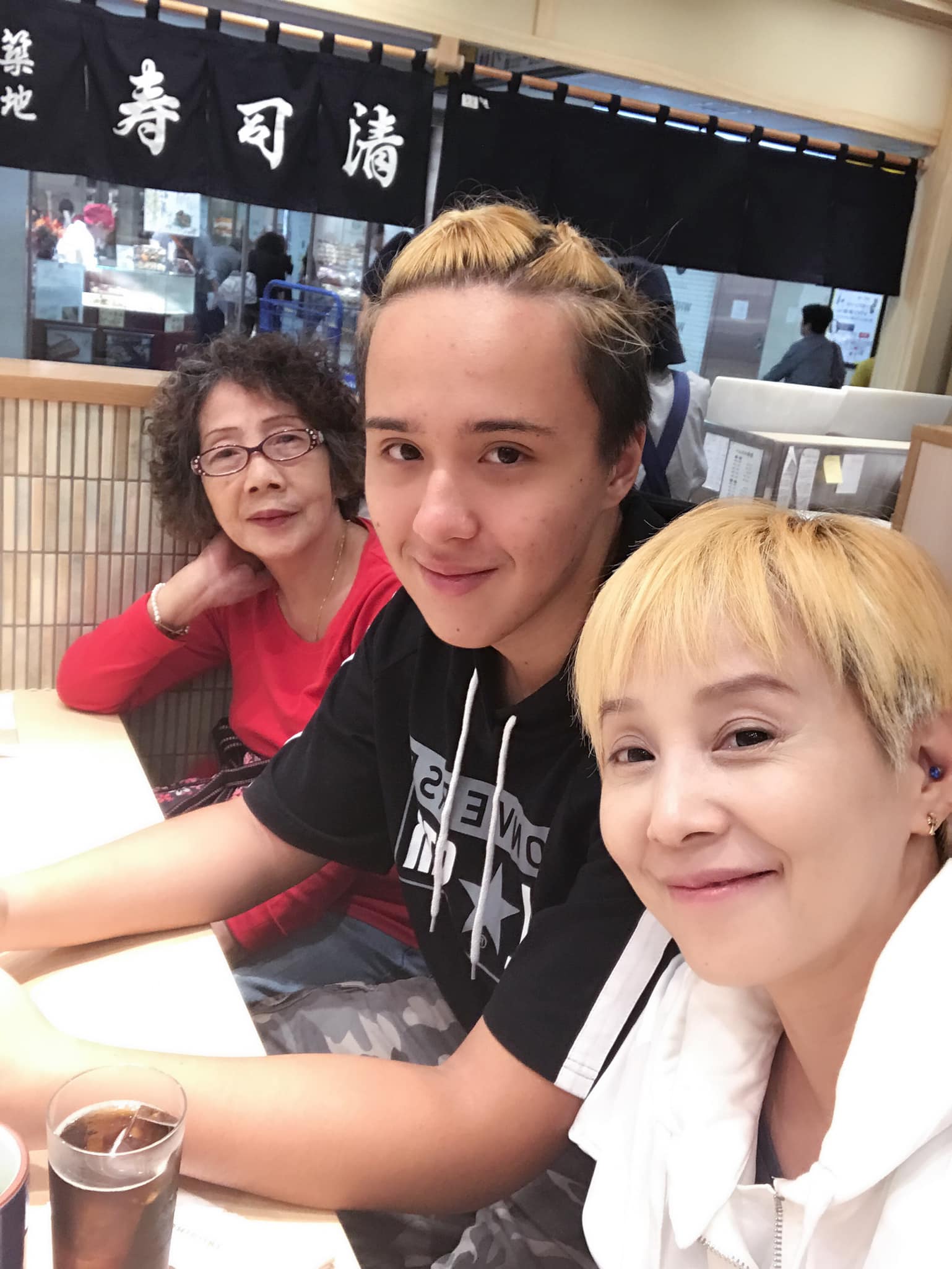 走不出喪母之痛!李明依淚崩「媽媽原本非常健康」 質疑因做一事「入院21天驟逝」哭了:猝不及防